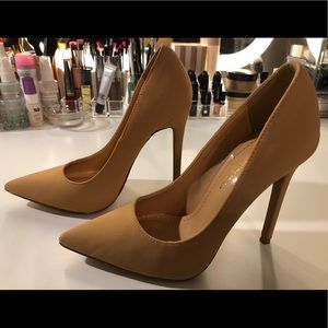Nude/Tan Pumps